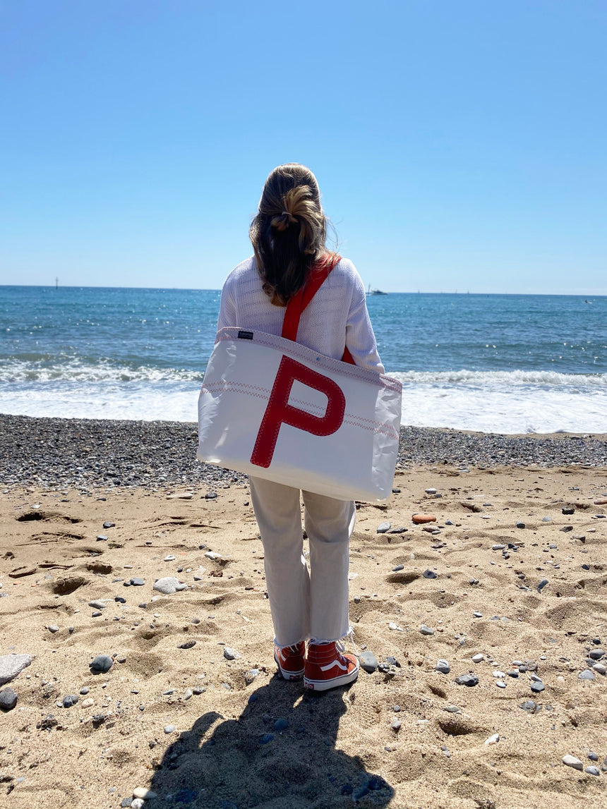 Bolsa de playa tejido blanco letra personalizable roja y asa de cinta