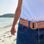 Cinturón naranja con detalle tejido gris y cierre de doble hebilla.